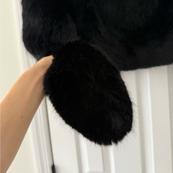 ALO Yoga Opulent Faux Fur Cropped Jacket Black - Picture 4 of 14